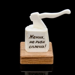 Подарочная свадебная статуэтка из кости "Не руби сплеча".