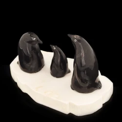 Скульптура "Семья пингвинов" (Рог лося).